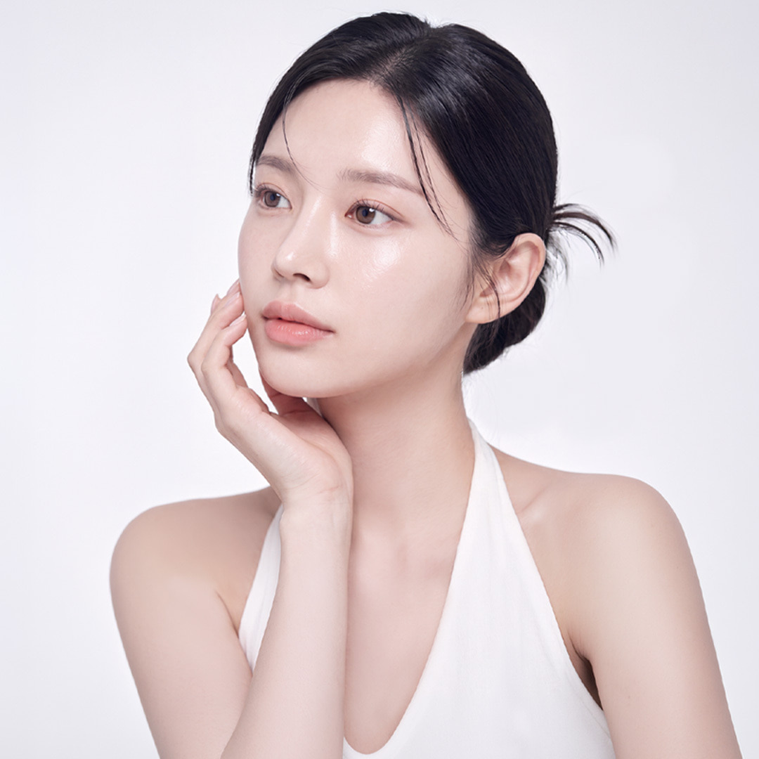 자기 피부를 바라보는 테라로직 브랜드 모델